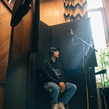 Vetements Noir The Pirate Bay Hoodie, portés par Louis Tomlinson Instagram Pic 30 juillet 2019