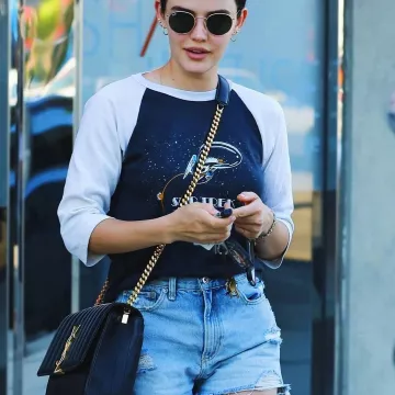 Rag & Bone Maya High Rise Short En Tabby porté par Lucy Hale Los Angeles le 1er août 2019