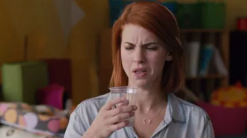 Necklace with circle pendant of Anne Carlson (Dani Kind) in Workin' Moms Season 1