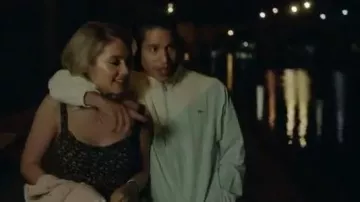 La veste Lacoste blanc et bleu clair portée par Moha La Squale dans son clip Ma belle