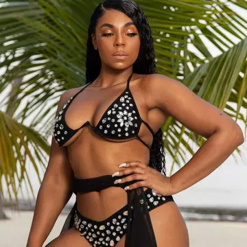Le Haut de bikini noir à armature en V et bijoux de Ashanti sur le compte instagram de @ashanti