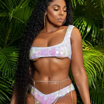 Le Haut de bikini à sequins blancs et col arrondi de Ashanti sur le compte instagram de @ashanti