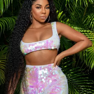 Le Short en sequins blancs de Ashanti sur le compte instagram de @ashanti