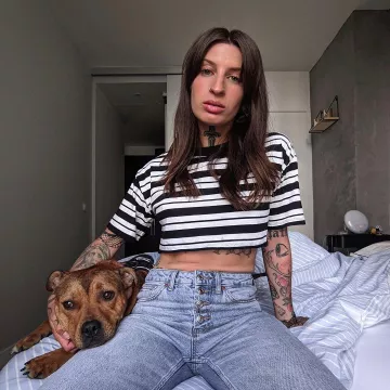 Camiseta a rayas blancas y negras de Holycamille en @holycamille