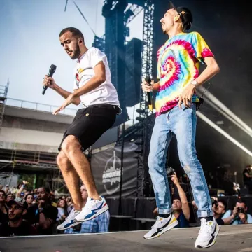 le t-shirt tie & dye Raised By Wolves de Bigflo sur le compte Instagram de @moustiquemag