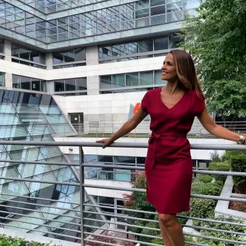 La robe grenat de Cali Morales sur le compte instagram de @calimoralesm6