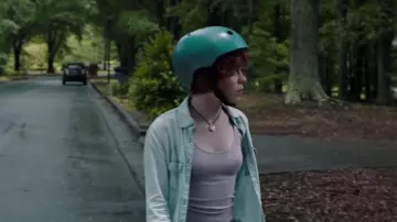 Chemise en jean portée par Nancy Drew (Sophia Lillis) dans Nancy Drew and the Hidden Staircase