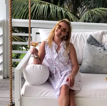La robe portefeuille imprimée de Reese Witherspoon sur le compte instagram de @reesewitherspoon
