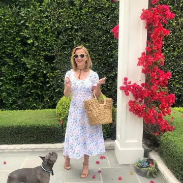 La robe blanche à fleurs de Reese Witherspoon sur le compte instagram de @reesewitherspoon