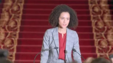 Reiss Ora Check Tailored Blaze usado por Maya (Nathalie Emmanuel) en Cuatro bodas y un funeral (Temporada 01 Episodio 01)