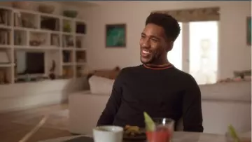 Paul Smith Black Merino Wool Sweater usado por Craig (Brandon Mychal Smith) en Four Weddings and a Funeral (Temporada 01 Episodio 01)