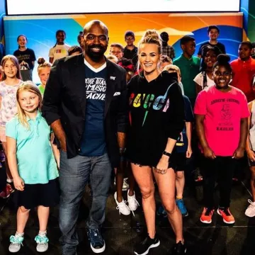Gucci Sweat Oversize Gucci Blade usado por Carrie Underwood CMA Foundation Ensayo 4 de agosto de 2019
