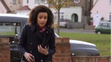 Reiss Becall Navy Pea Coat usado por Maya (Nathalie Emmanuel) en Cuatro bodas y un funeral (Temporada 01 Episodio 02)