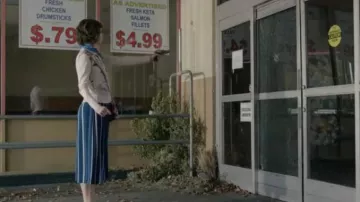 Rayé jupes-Culottes en Noir et Blanc porté par Carol Pilbasian (Kristen Schaal) dans Le Dernier Homme sur la Terre (Saison 02 Episode 01)