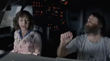 Ted Baker Calin aux flambeaux Floral cardigan porté par Carol Pilbasian (Kristen Schaal) dans Le Dernier Homme sur la Terre (Saison 02 Episode 01)