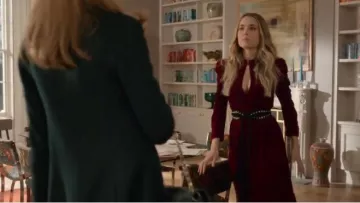 Maje Anouka Cinturón Negro usado por Ainsley (Rebecca Rittenhouse) en Cuatro bodas y un funeral (Temporada 01 Episodio 03)