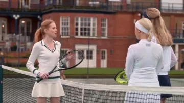 Suéter de polo Merino acanalado de Tory Sport usado por Gemma (Zoe Boyle) en Cuatro bodas y un funeral (Temporada 01 Episodio 03)