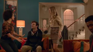 Falda de línea A plaid de Sandro Sunset usada por Ainsley (Rebecca Rittenhouse) en Cuatro bodas y un funeral (Temporada 01 Episodio 03)