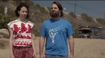 Vionnet Vague Impression Jersey T-Shirt porté par Carol Pilbasian (Kristen Schaal) dans Le Dernier Homme sur la Terre (Saison 02 Episode 02)