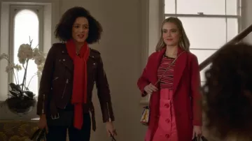 Abrigo de Cos con solapas rosas de gran tamaño usado por Ainsley (Rebecca Rittenhouse) en Cuatro bodas y un funeral (Temporada 01 Episodio 03)