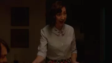 Vivetta Bleu Anita Shirt porté par Carol Pilbasian (Kristen Schaal) dans Le Dernier Homme sur la Terre (Saison 02 Episode 05)