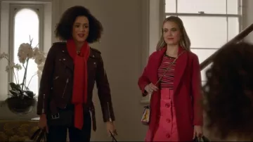 Kurt Geiger Fabric Mini Mayfair X Rainbow Bolso de hombro embellecido usado por Ainsley (Rebecca Rittenhouse) en Cuatro bodas y un funeral (S01E03)