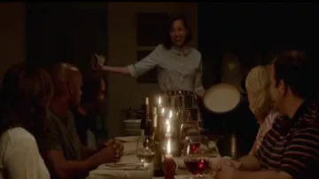 Saloni Multicolore Géométrique boutonnée à l'Avant de la Jupe portée par Carol Pilbasian (Kristen Schaal) dans Le Dernier Homme sur la Terre (Saison 02 Episode 05)