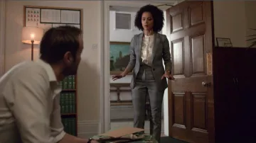 Reiss Joss Check Plaid Pantalón de tobillo usado por Maya (Nathalie Emmanuel) en Cuatro bodas y un funeral (Temporada 01 Episodio 03)