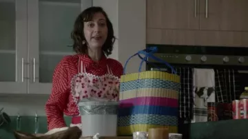 Diane Von Furstenberg Blouse en Rouge porté par Carol Pilbasian (Kristen Schaal) dans Le Dernier Homme sur la Terre (Saison 02 Episode 05)