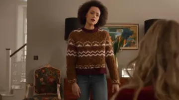 Ver por Chloé Fair Isle Suéter marrón mezcla de alpaca usado por Maya (Nathalie Emmanuel) en Cuatro bodas y un funeral (Temporada 01 Episodio 03)