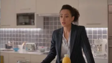 Reiss Olivia Satin Tie Neck Top Purple usado por Maya (Nathalie Emmanuel) en Cuatro bodas y un funeral (Temporada 01 Episodio 03)