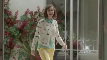 Karen Millen Dentelle en Haut en Vert porté par Carol Pilbasian (Kristen Schaal) dans Le Dernier Homme sur la Terre (Saison 02 Episode 05)