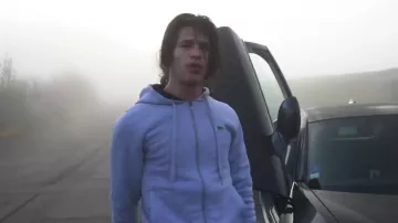 Le gilet gris Lacoste porté par Moha La Squale dans son clip Pas comme eux