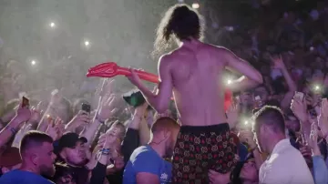 Le short noir Gucci avec motifs GG jaunes et étoiles rouges porté par Moha La Squale dans son clip Ma belle