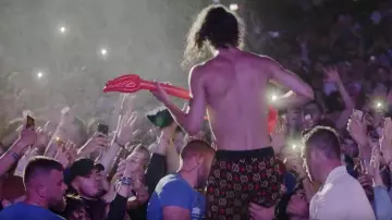 Le short noir Gucci avec motifs GG jaunes et étoiles rouges porté par Moha La Squale dans son clip Ma belle