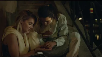 Le pantalon de survêtement blanc et bleu clair porté par Moha La Squale dans son clip Ma belle