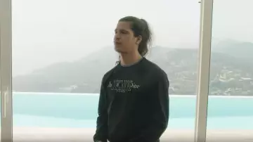 Le sweatshirt noir NEWAVE Dior porté par Moha La Squale dans son clip Ma belle