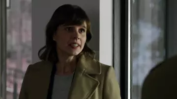 La veste kaki portée par Kristen Bouchard (Katja Herbers) dans la série Evil (Saison 1)