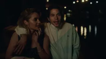 La veste de survêtement blanc et bleu clair géométrique portée par Moha La Squale dans son clip Ma belle