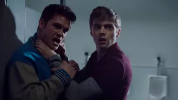 Bourgogne t-shirt gris à manches porté par Alex Standall (Miles Heizer) dans les 13 Raisons pour lesquelles (Saison 03)