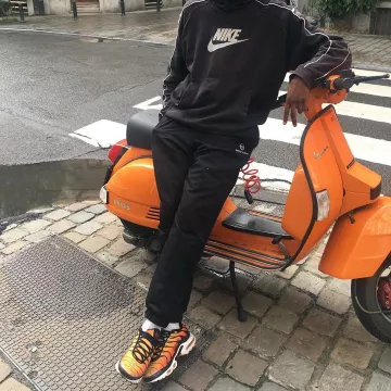 Le bas de survêtement noir Sergio Tacchini de Saintsisma sur son compte Instagram @saintsisma