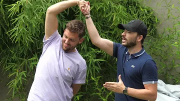 The t-shirt Carhartt WIP Stone Croce in the YouTube video The game of 7 differences, human-sized