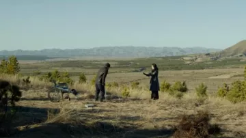 Le manteau noir en cuir de Lin Jiayan (Casper Liang) dans Les éternels