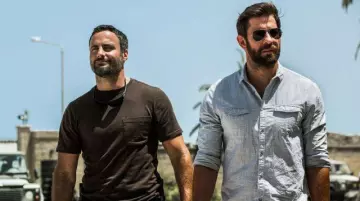 The linen shirt of Jack Da Silva (John Krasiński) in 13 Hours - Secret soldiers of Benghazi