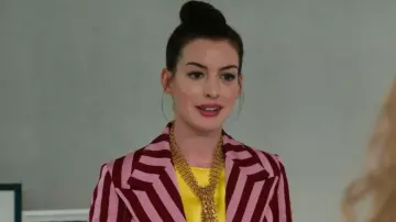 Le blazer rayé de Josephine Chesterfield (Anne Hathaway) dans Le Coup du siècle