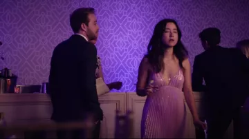 Vestido rosa usado por Alice (Maya Erskine) en la boda de Kyle y Barbara como se ve en Plus One