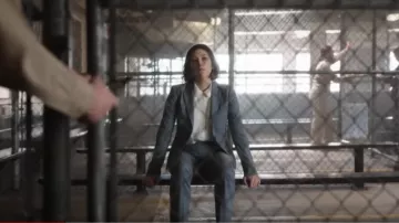 Chemise blanche portée par Caitlin McGee Bluff Droit de Ville (Saison 01)