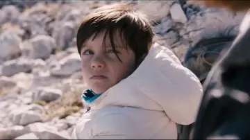 Chaqueta de nieve blanca de invierno usada por Tristan (Arian Montgomery) en Three Peaks