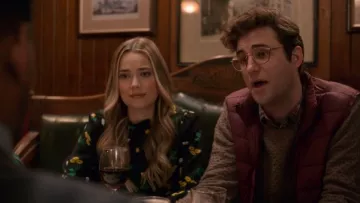 Rixo Jenny Floral Top usado por Ainsley (Rebecca Rittenhouse) en Cuatro bodas y un funeral (Temporada 01 Episodio 04)