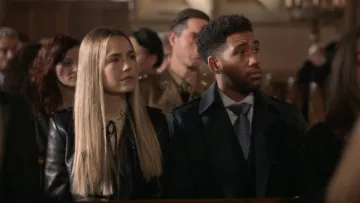 Gerard Darel Abrigo negro trench de cuero usado por Ainsley (Rebecca Rittenhouse) en Cuatro bodas y un funeral (Temporada 01 Episodio 04)